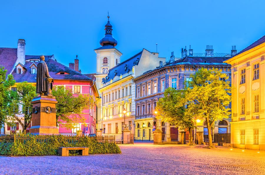 Plaza histórica de Sibiu iluminada al atardecer