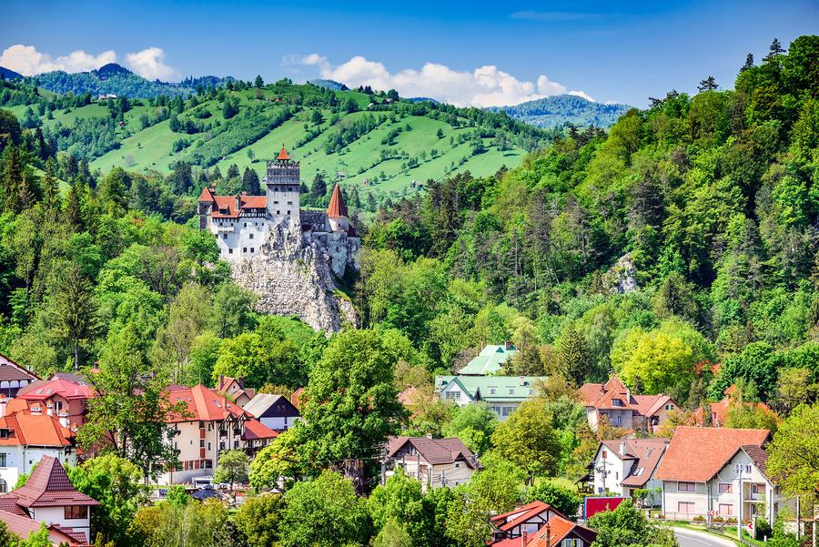 Castillo de Bran rodeado de las colinas verdes de Transilvania