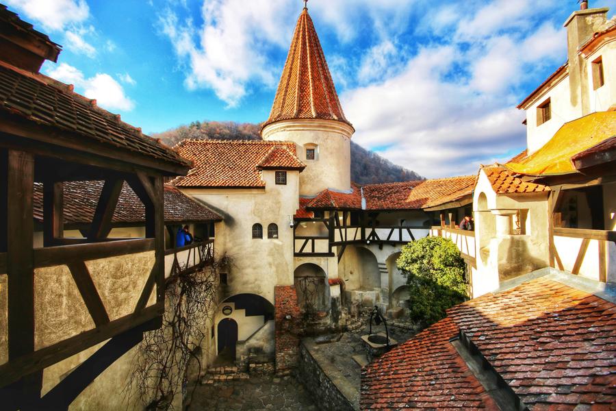 Patio y torre del castillo de Bran en Transilvania